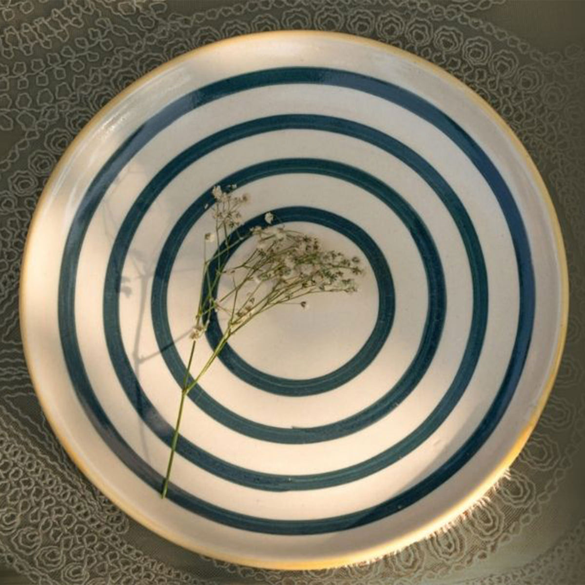 Circular rhythmic dinner plate