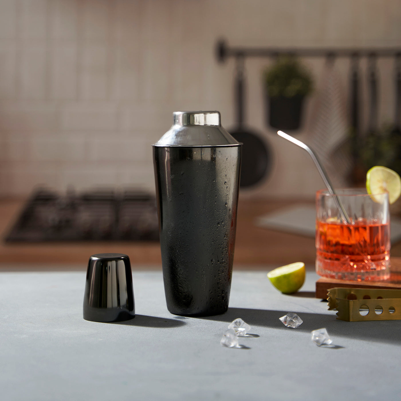 Black Stainless Steel Cocktail Shaker with Secure Lid Top Mocktail Juice Mixing Wine Martini Shaker Perfect for Bar Hotel Restaurant Home Parties Gifting-750 ml