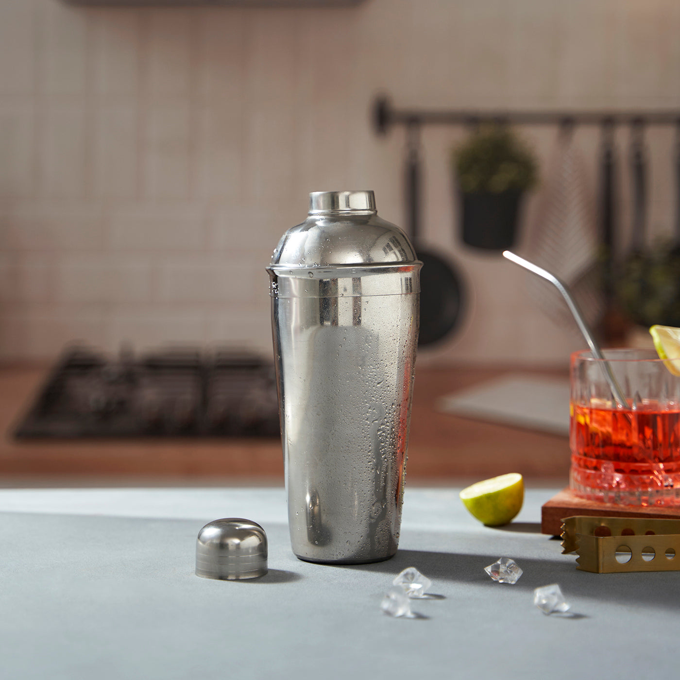 Silver Stainless Steel Cocktail Shaker with Secure Lid Top Mocktail Juice Mixing Wine Martini Shaker Perfect for Bar Hotel Restaurant Home Parties Gifting-750 ml